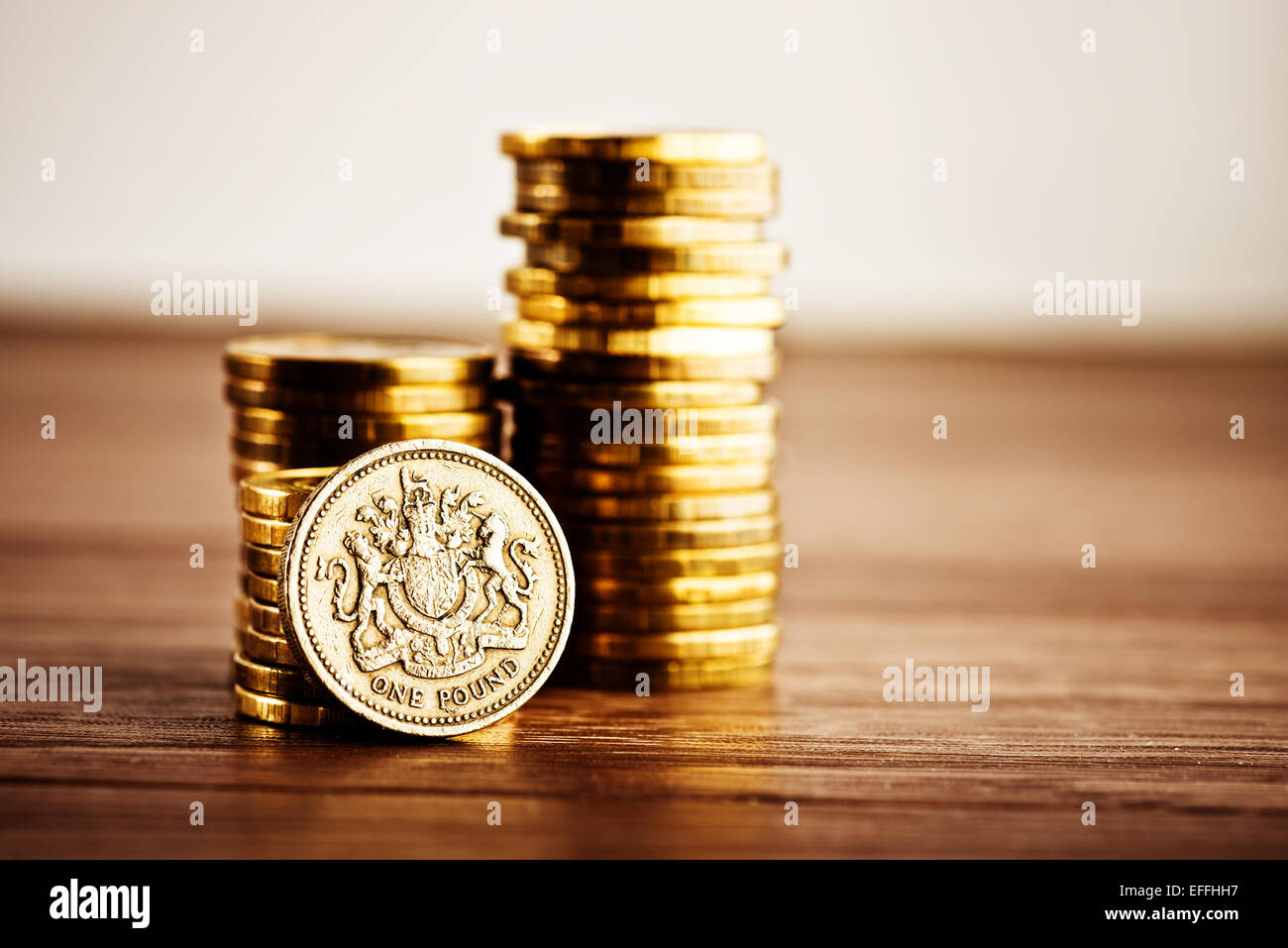 Pound GBP coin et l'or de l'argent sur le bureau Banque D'Images
