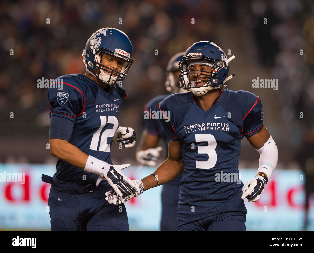 Carson, CA. 4 janvier, 2015. Côte Est de l'équipe bleue, et Pittsburgh Panthers commettre verbale (3) Jordanie évoluait Whitehead célèbre faire une jouer avec ses collègues coéquipier (12) Arrington Farrar a Stanford Cardinaux s'engager verbalement au cours de la 4e Conférence annuelle de Semper Fidelis All-American Bowl match de football entre l'équipe bleue à partir de la côte est, et l'équipe de blanc à partir de la côte ouest, à l'StubHub Center de Carson, en Californie. La côte est de l'équipe bleue a défait la côte ouest de l'équipe blanc 24-3. (Crédit obligatoire : Juan/MarinMedia Lainez/Cal Sport Media) © csm/Alamy Live News Banque D'Images