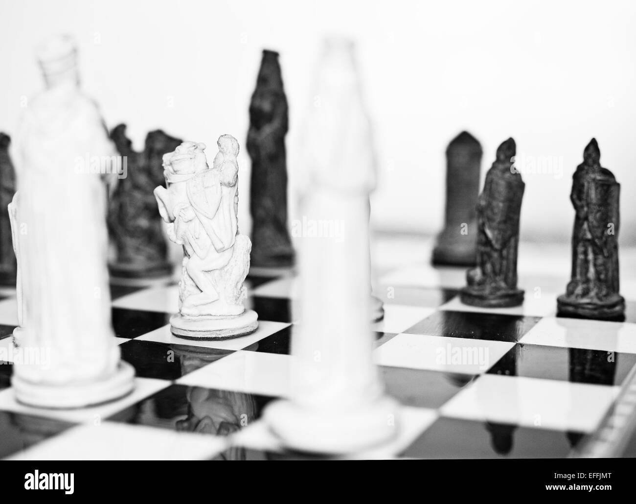 Jeu d'échecs en noir et blanc, selective focus on le chevalier blanc . Concept de défi, la tactique et la stratégie Banque D'Images