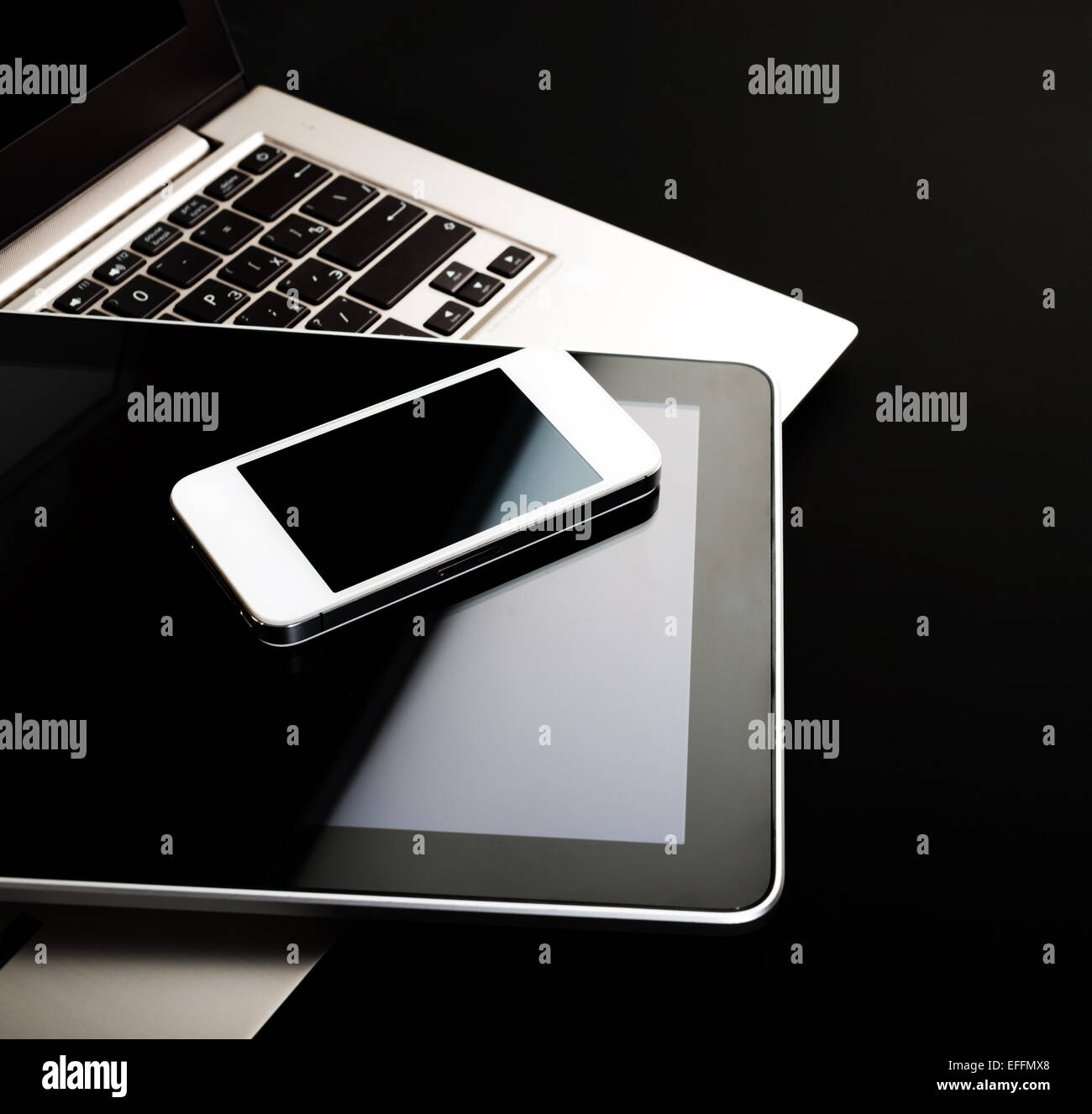 Téléphone avec clavier et PC tablette sur fond noir Banque D'Images