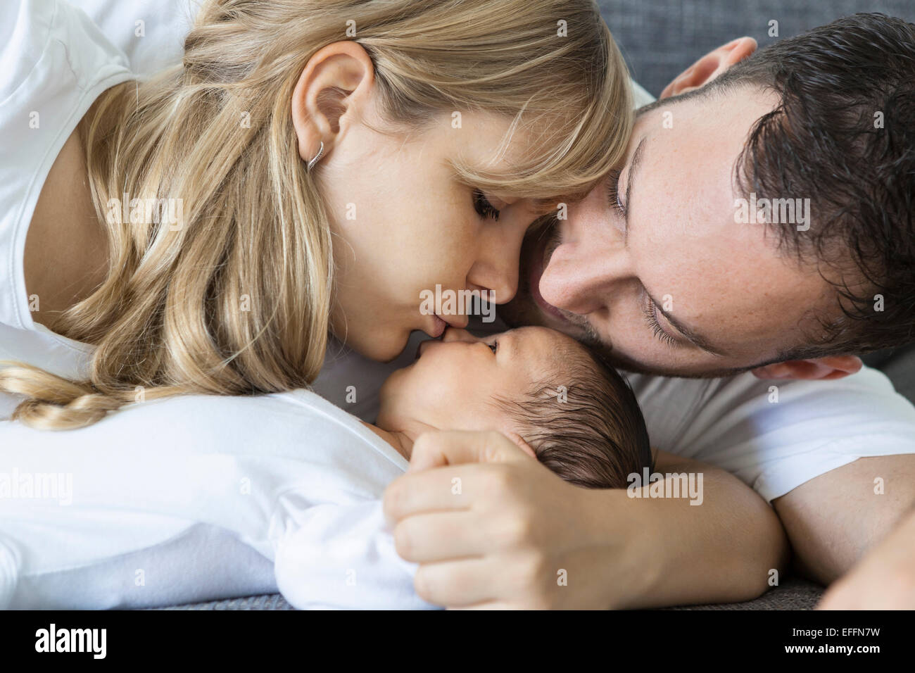 Jeune Couple Avec Bebe Garcon Nouveau Ne A La Maison Photo Stock Alamy
