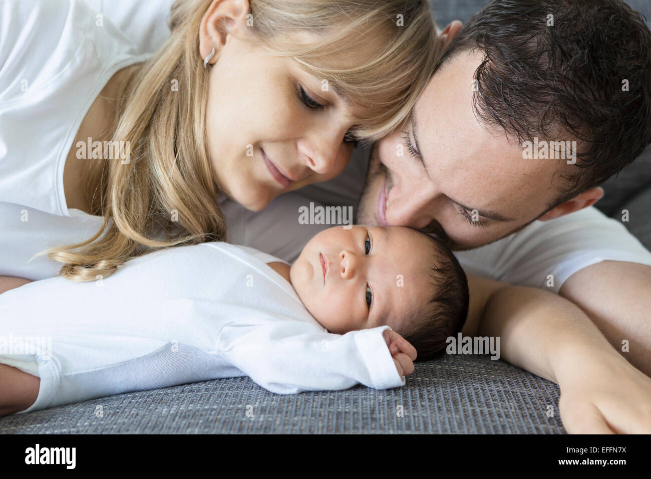 Jeune Couple Avec Bebe Garcon Nouveau Ne A La Maison Photo Stock Alamy