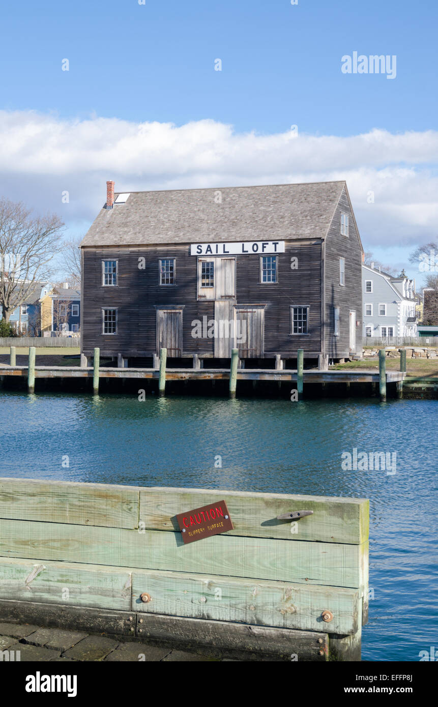 La Voilerie, avec l'ombre de l'Amitié des mâts. Lieu Historique National Maritime de Salem et une attraction touristique, Salem Banque D'Images