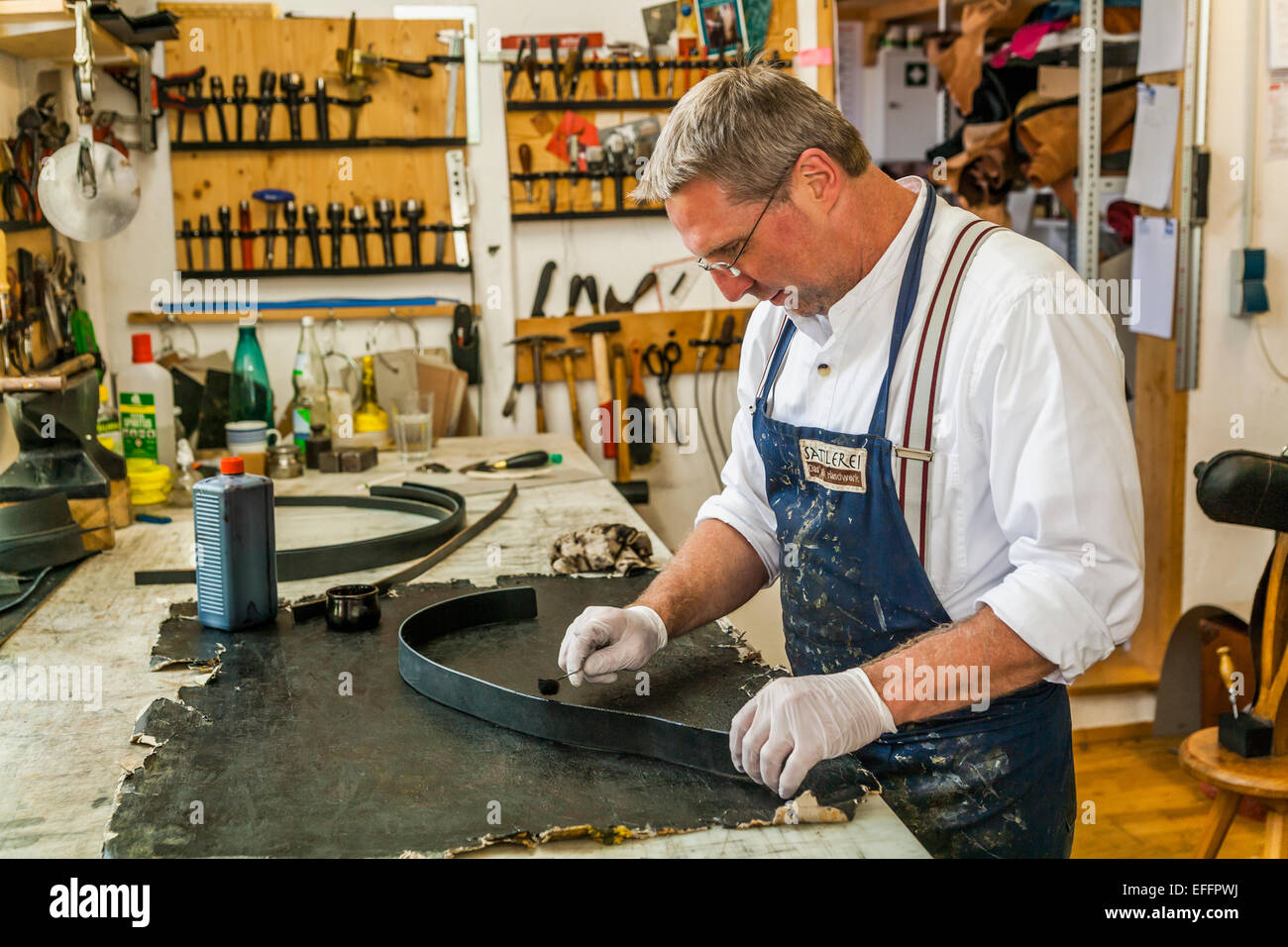 Bords de la teinture sellier avec peinture en cuir bracelet en cuir Banque D'Images
