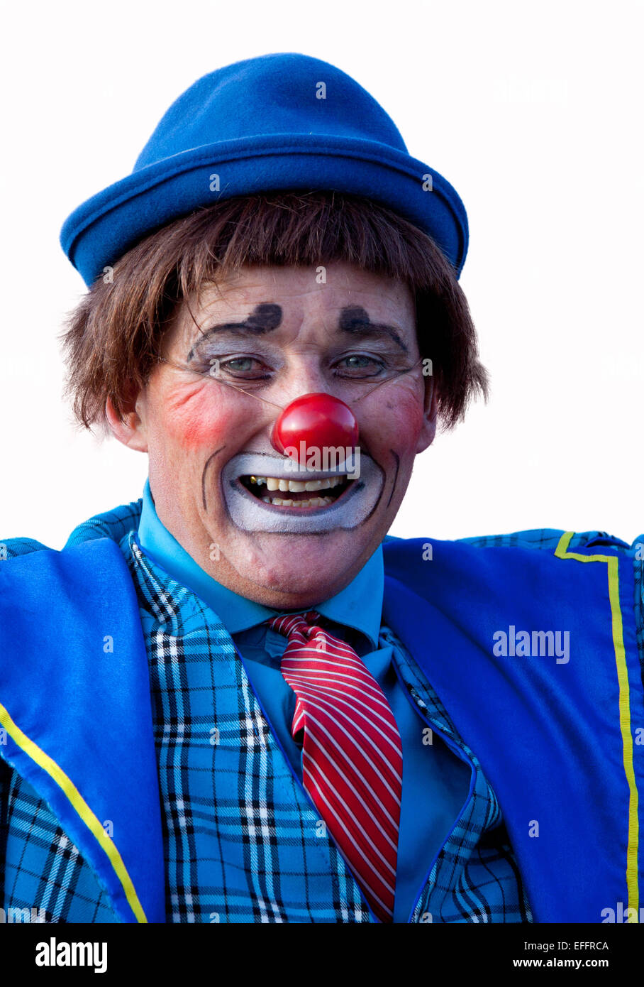 Clown de cirque en costume traditionnel avec un nez rouge isolé sur fond blanc. Banque D'Images