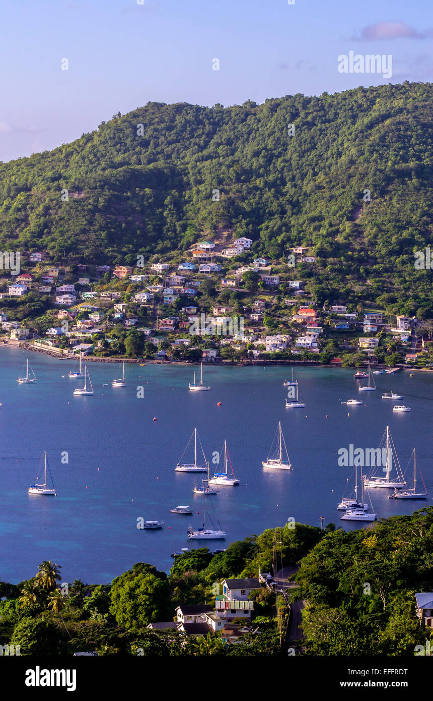 Caribian, Antilles, Lesser Antilles, Grenadines, Bequia, Bay avec des bateaux à voile Banque D'Images