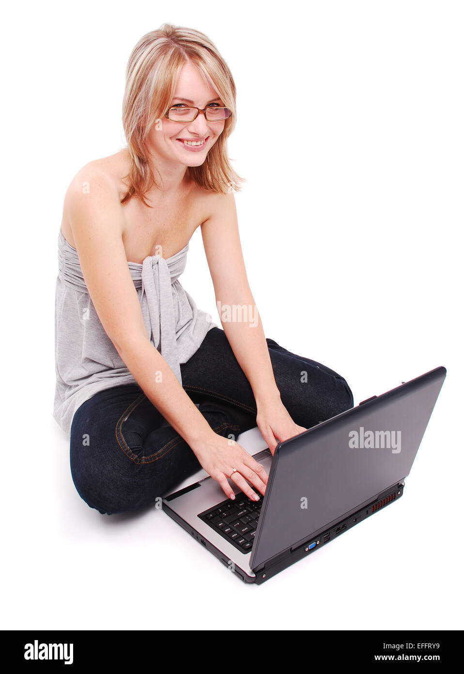 Belle jeune fille working on laptop Banque D'Images