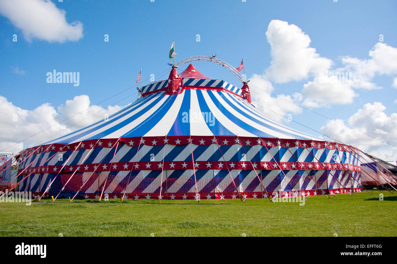 Oncle Sam's Great American Circus big top dans un champ vert avec un ciel bleu. Banque D'Images
