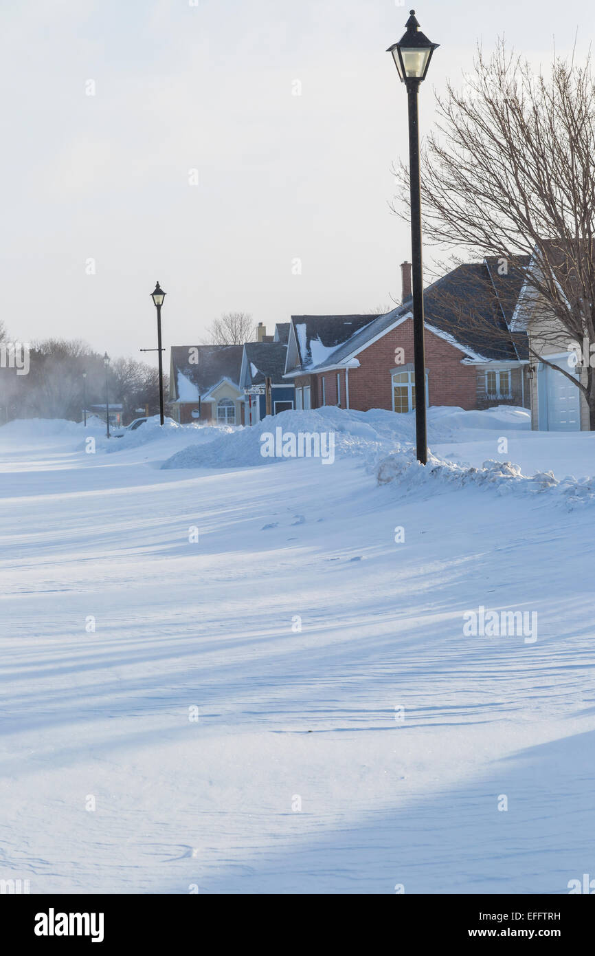 Prince Edward Island, Canada. 3, 2015. Météo Canada : Blizzard frappe la côte est du Canada et des États-Unis de fermer les écoles, les entreprises et bureaux et enterrer les logements et les véhicules sous la neige tomber. Le bureau de l'environnement avertit de plus blizzard et les conditions de neige dans les prévisions. Credit : Verena Matthieu/Alamy Live News Banque D'Images
