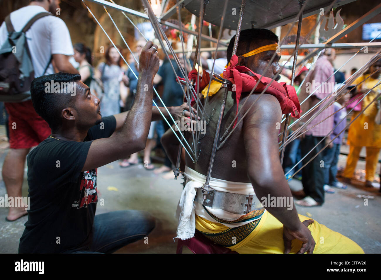 L'homme hindou ayant les crochets supprimés de son retour dans les grottes de Batu pendant Thaipusam 2015 Banque D'Images