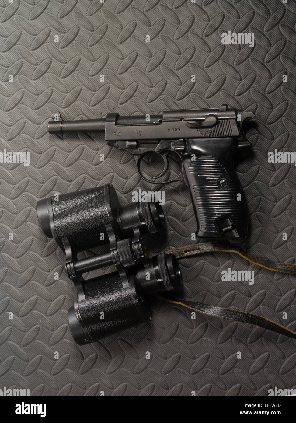 Pistolet Walther P38 et les jumelles Banque D'Images