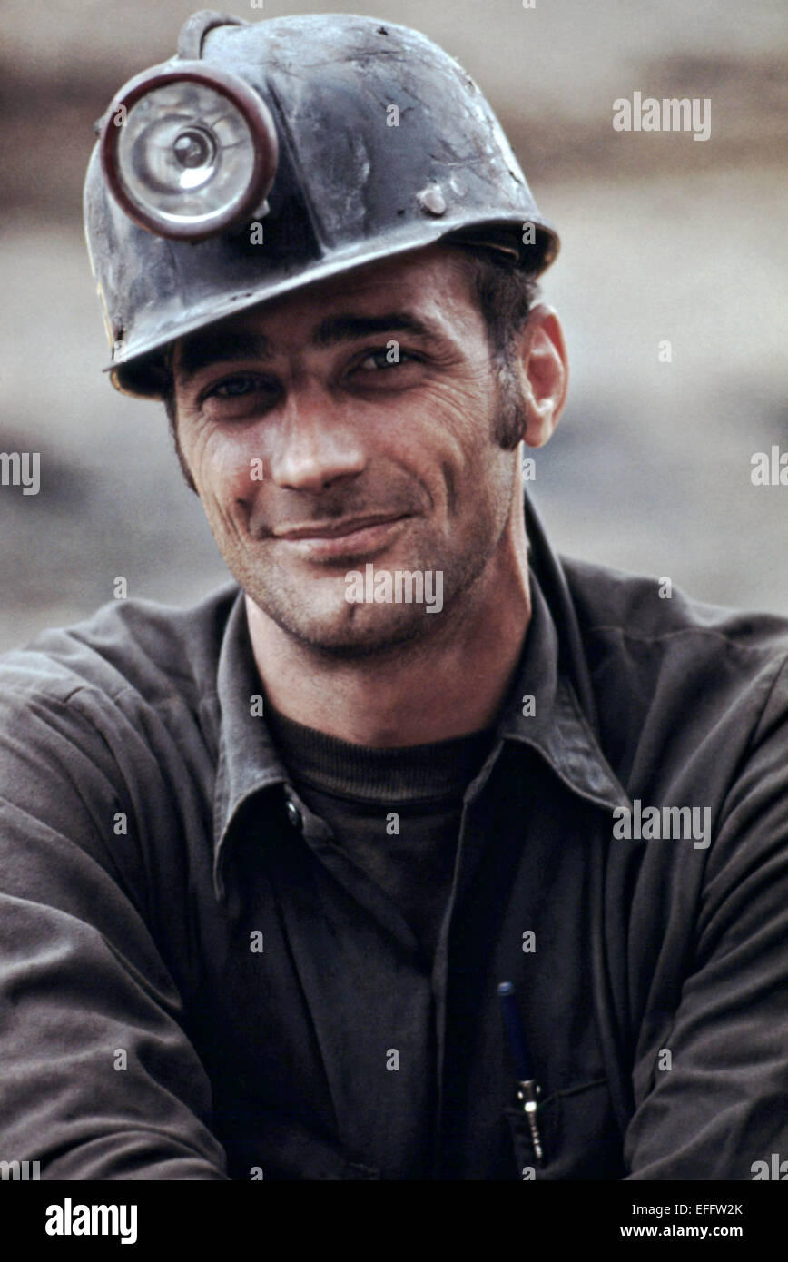 Portraits D Un Mineur De Charbon En Attente D Aller Travailler Sur Les 4 Heures A 24 Heures De Travail A L Entreprise Nombre De Mines Virginia Pocahontas 4 Avril 1974 Pres De Richlands Virginie