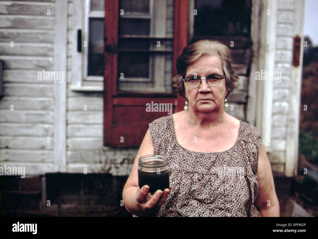 Mary Workman est titulaire d'un pot de l'eau non potable noircie de sa famille bien causé par l'extraction du charbon Octobre 1973 à Steubenville, Ohio. Workman refuse de vendre ses terres à la Société charbonnière de Hanna qui contrôle la plupart des terres de la région en dépit d'avoir à transporter de l'eau potable à des kilomètres. Banque D'Images