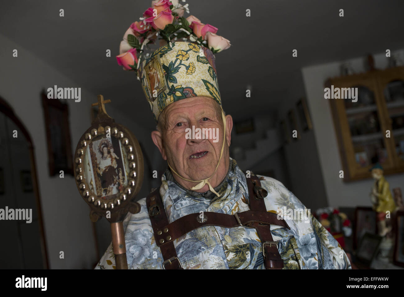 2 février 2015 - Madrid, Espagne - les premiers jours de février, la fête religieuse de la Vierge de Candelaria est célébré en Espagne. La petite ville de Almonacid del Marquesado à Cuenca célèbre danse et adorant la Vierge de Candelaria en marchant dans les rues de l'endroit. (Crédit Image : © Nacho Guadano/Zuma sur le fil) Banque D'Images