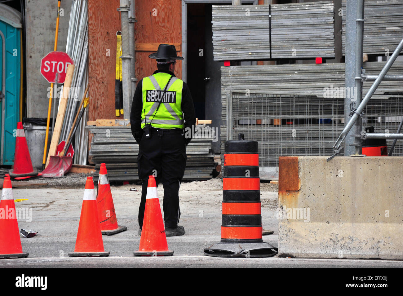 Un chantier de gardien de sécurité dans un chapeau de cow-boy dans le centre de Toronto, Canada Banque D'Images