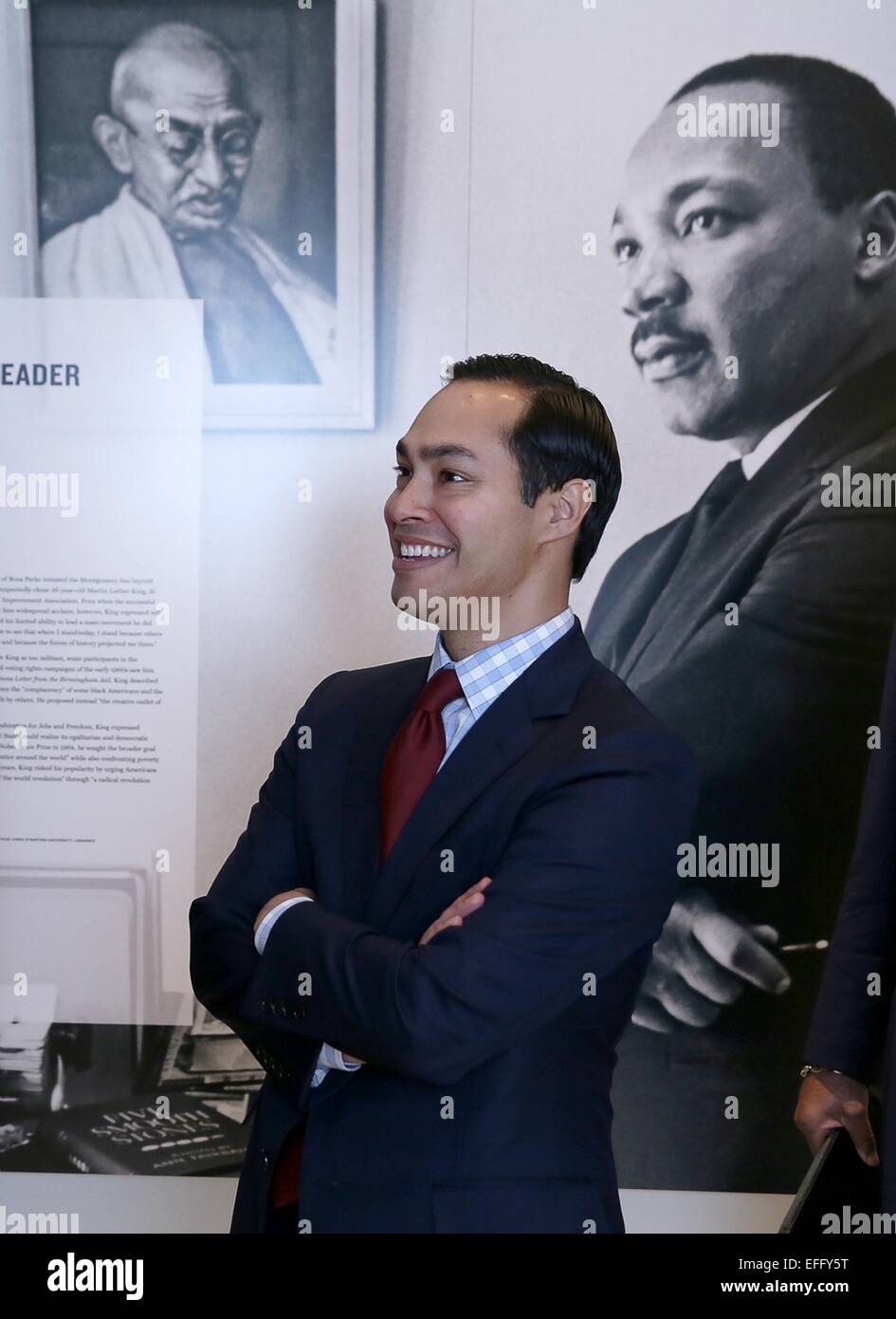 La Secrétaire du logement et du développement urbain Julian Castro tours le Civil Rights Museum le 2 février 2015 à Atlanta, Géorgie. Banque D'Images