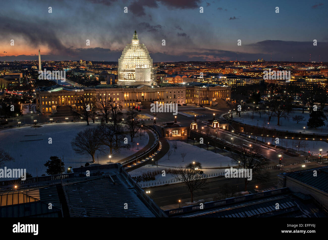 Vue de l'échafaudage recouvrant le dôme de la capitale américaine lors de la restauration au coucher du soleil sur un soir de neige 2 février 2015 à Washington, DC. Les 60 millions de dollars est d'arrêter la détérioration de la coupole de fer de fonte et la préserver pour l'avenir. Banque D'Images