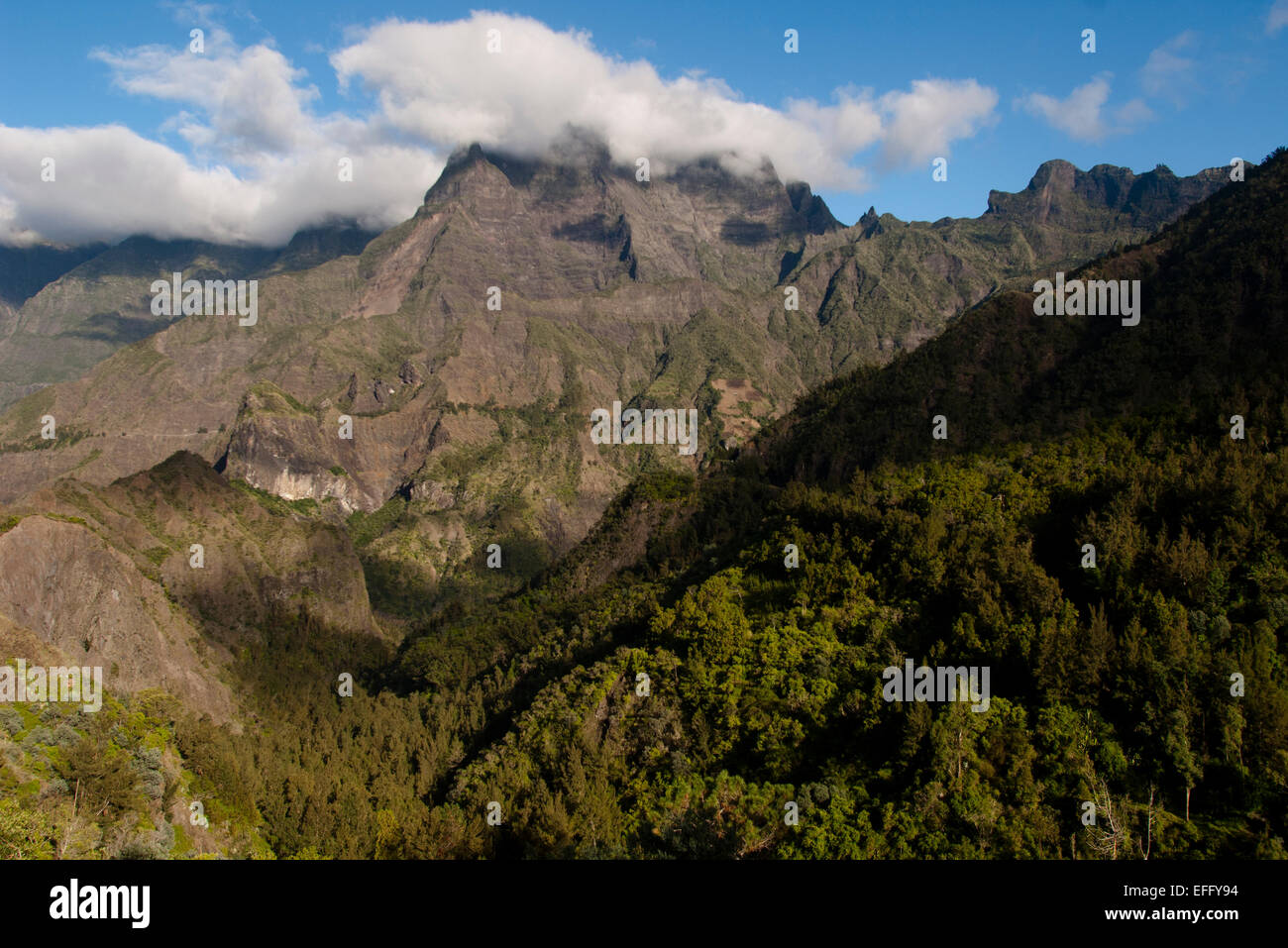 Vue vers le Grand Benare et le Col du Taibit depuis le cirque de Cilaos à l'île de la réunion. Banque D'Images