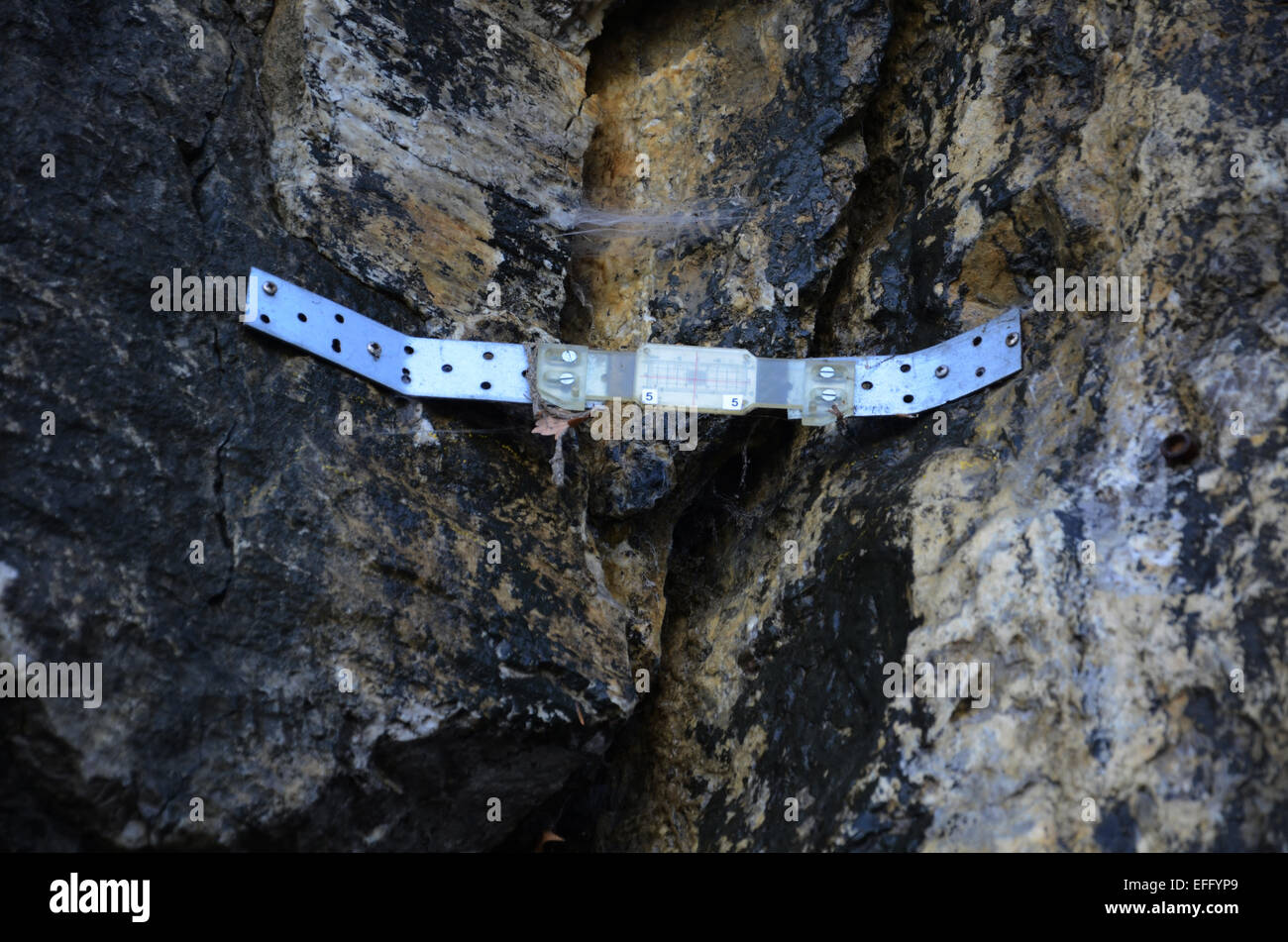 Surveillance de la jauge de crack en mouvement rock formations, dentelle Lucerne Suisse Banque D'Images