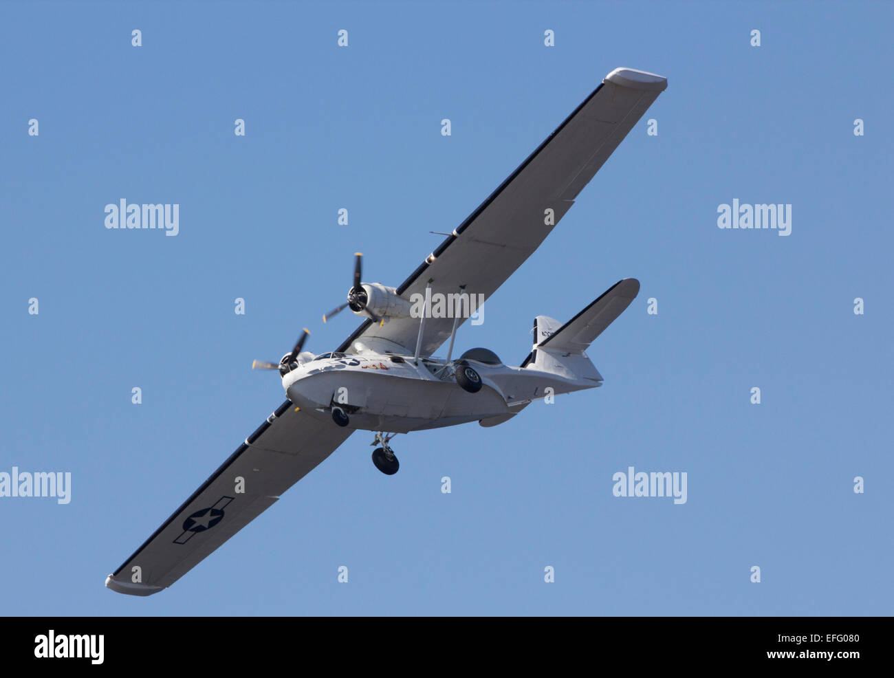 Une guerre mondiale ère 2 hydravion Catalina en vol. Elle a son train d'atterrissage déployé Banque D'Images