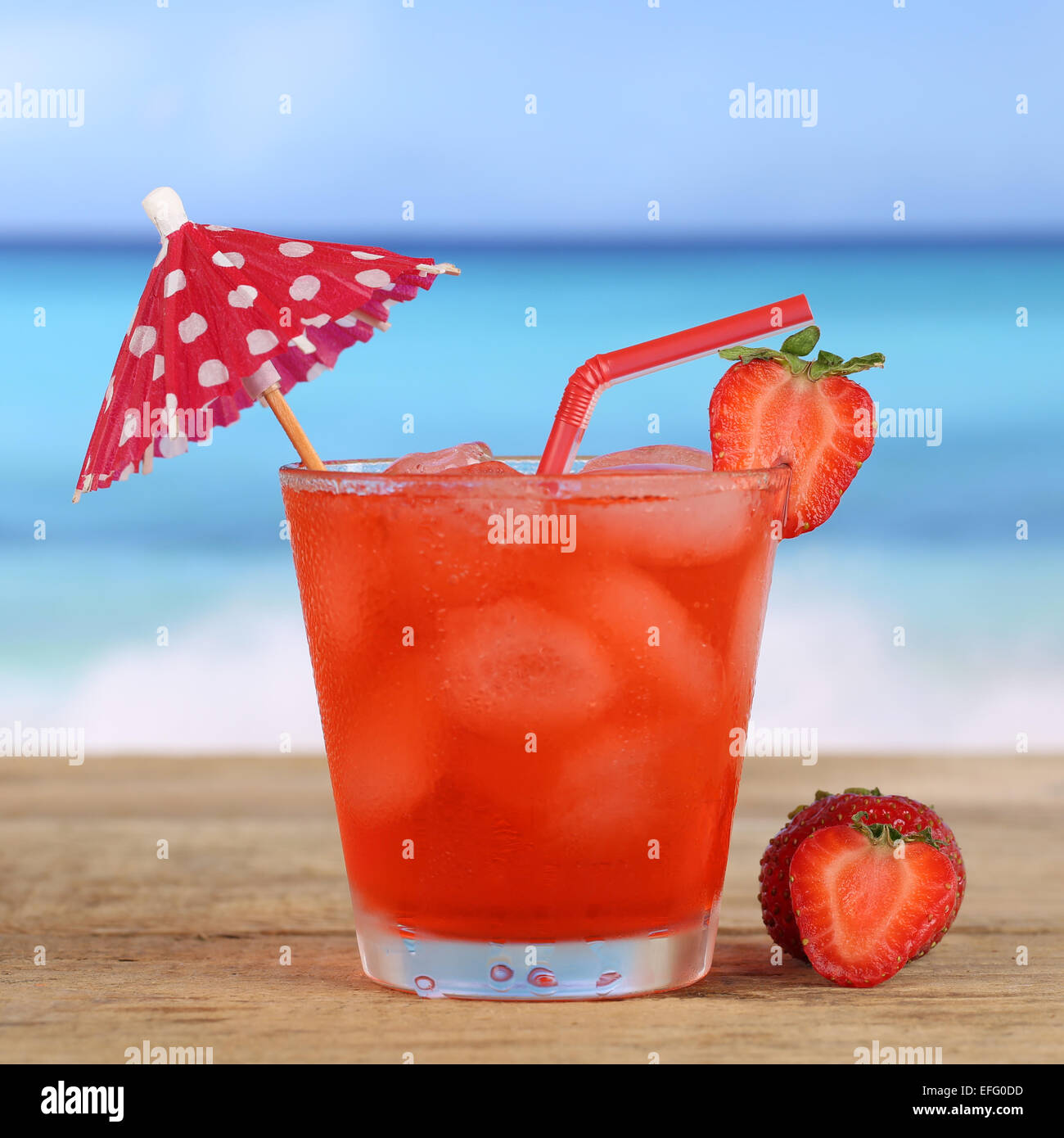 Cocktail aux fraises Boisson sur la plage et la mer en été pendant les vacances Banque D'Images