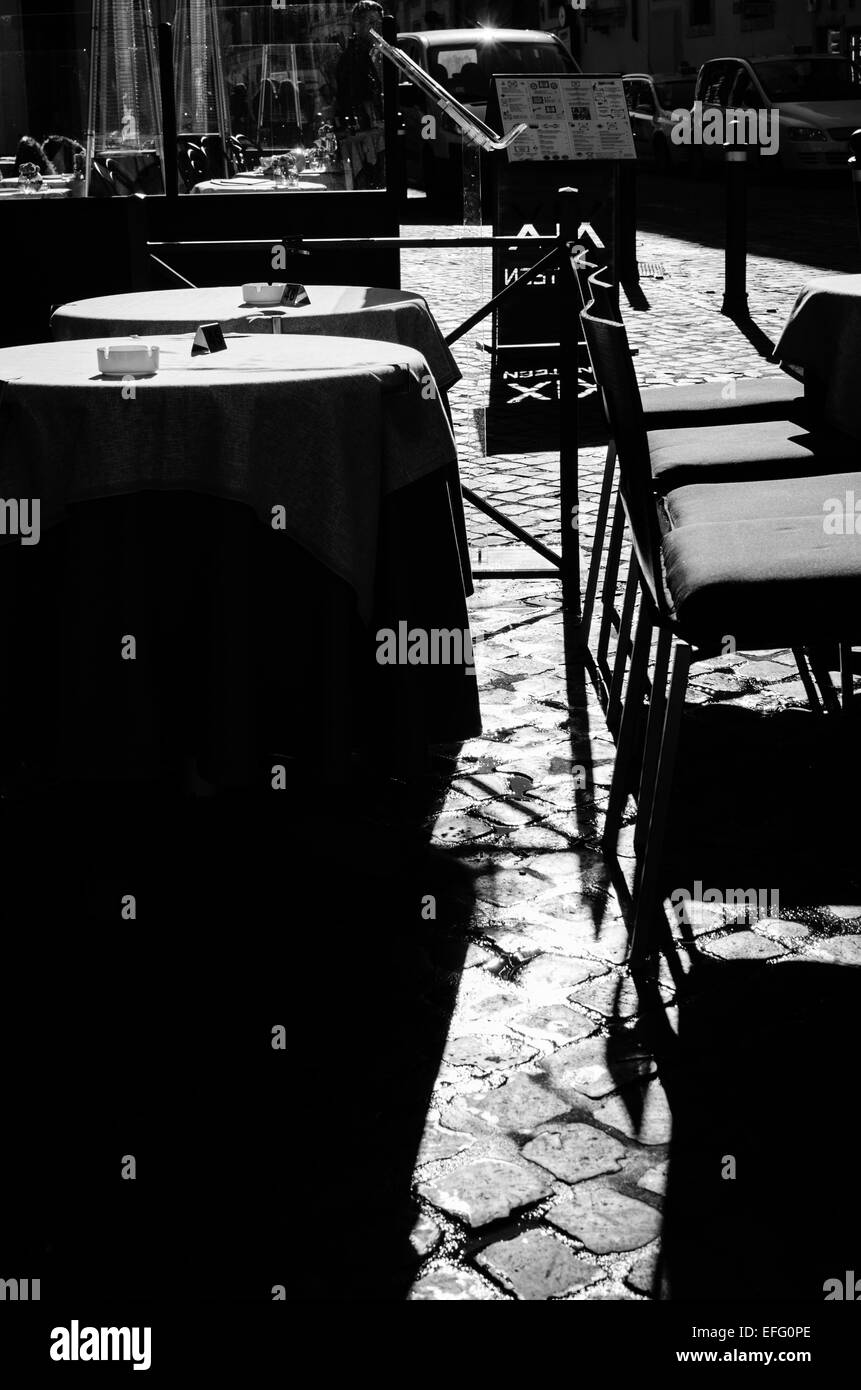 Une vue en noir et blanc à partir d'une table à café Canova, sur la Piazza del Popolo, Rome, Italie Banque D'Images