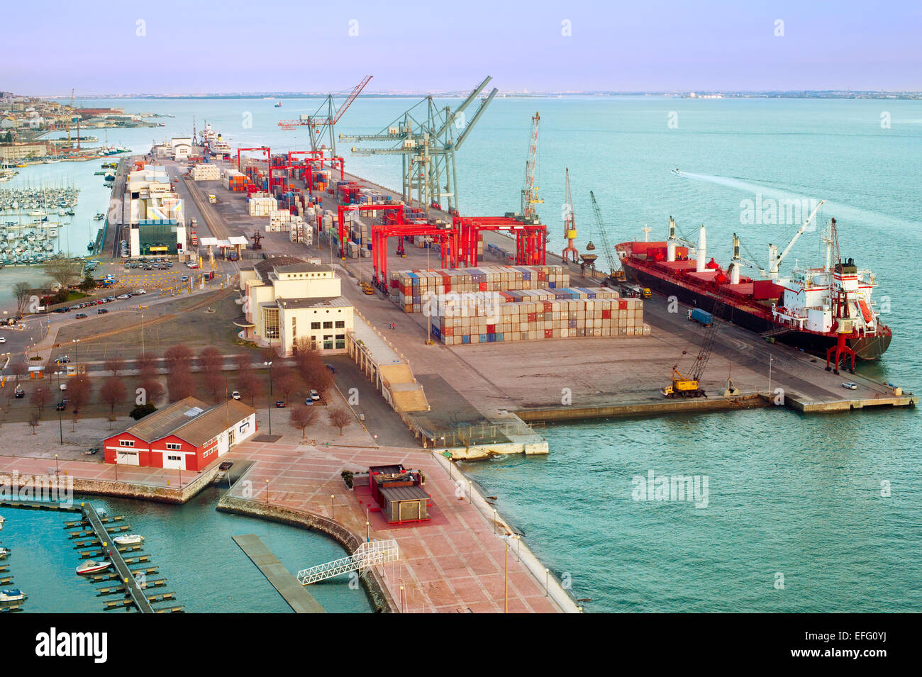 Vue aérienne du port industriel de Lisbonne. Portugal Banque D'Images