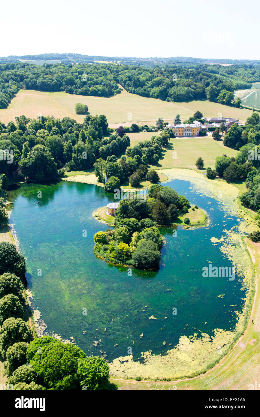 Vue aérienne de West Wycombe Park demeure seigneuriale et le lac en paysage rural, Buckinghamshire, Angleterre Banque D'Images