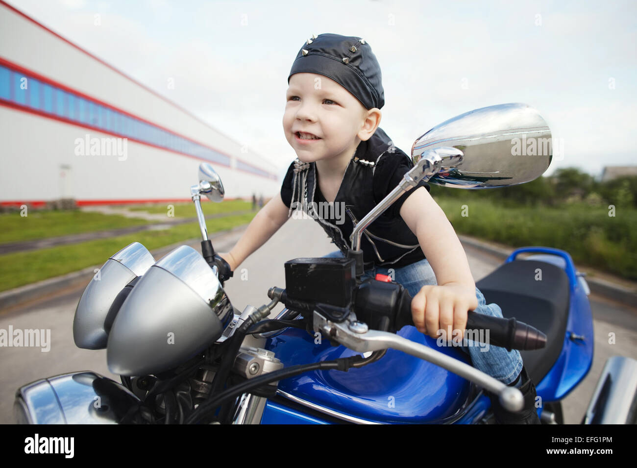 Peu biker moto sur route avec Banque D'Images