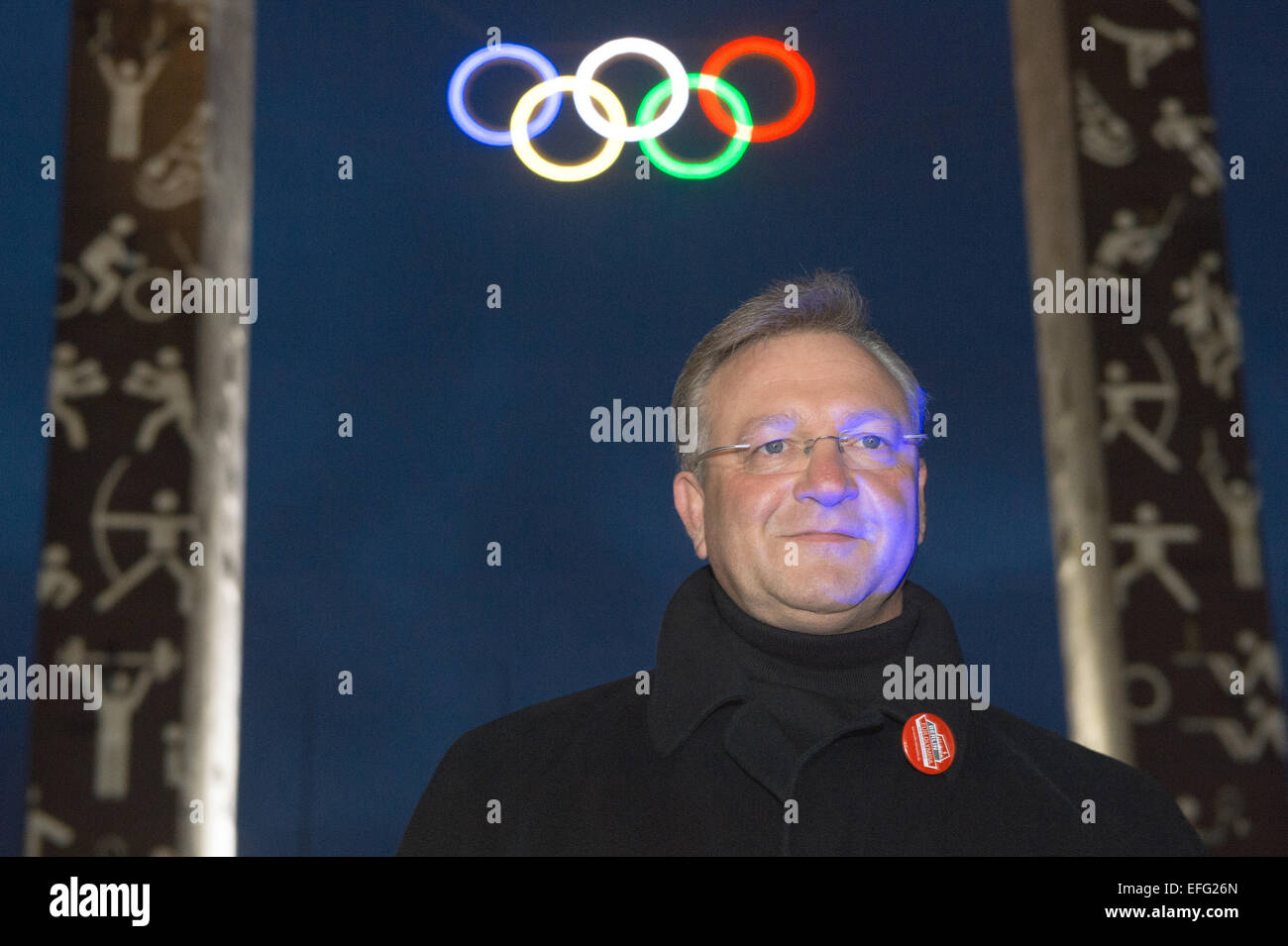 Berlin, Allemagne. 06Th Feb 2015. Les anneaux olympiques sont éclairées derrière l'Intérieur et du Sport le sénateur Frank Henkel au Stade Olympique de Berlin, Allemagne, 03 février 2015. Avec son action, le Stade Olympique GmbH est la publicité pour les Jeux Olympiques de Berlin. Photo : MAURIZIO GAMBARINI/dpa/Alamy Live News Banque D'Images