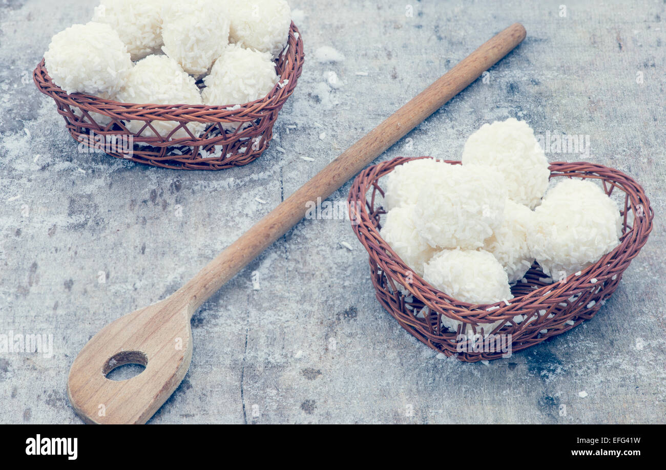 Arrangement des cookies sur coco brown paniers et cuillère en bois Banque D'Images