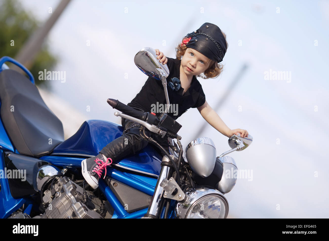 Peu biker moto sur route avec Banque D'Images