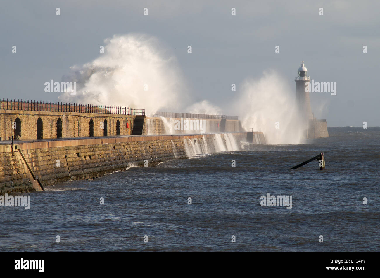 Les vents du nord forte envoyer vagues se briser sur la jetée de Tynemouth, élevé à l'entrée de la rivière Tyne, Angleterre du Nord-Est UK Banque D'Images