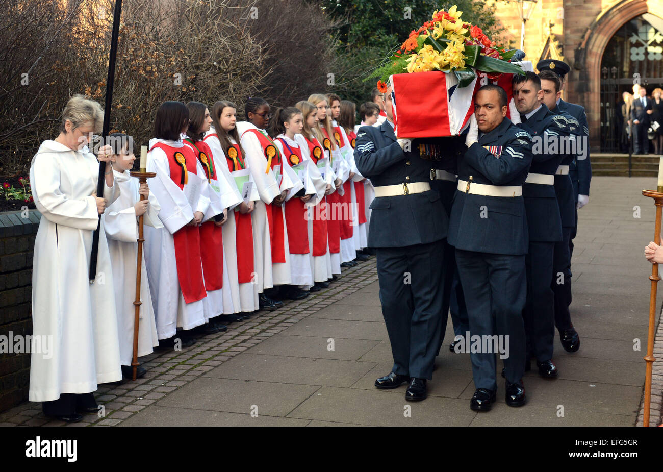 Les officiers du régiment de la RAF agissent comme porteurs de la pall aux funérailles de Sir Jack Hayward crédit: David Bagnall Banque D'Images