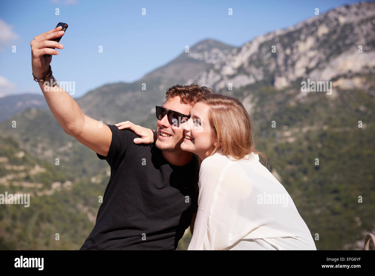 Jeune couple en vacances en prenant une dans la ville de selfies Sainte-Agnes dans le sud de la France Banque D'Images