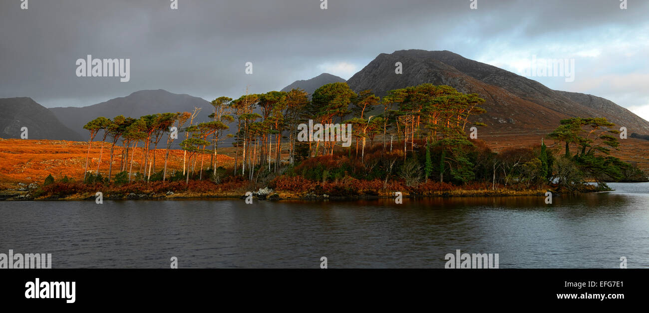 Derryclare Lough Sunrise orageux le lac du Connemara 12 pins bens bianzè beola montagnes à l'ouest de l'Irlande Irlande RM montagnes Banque D'Images