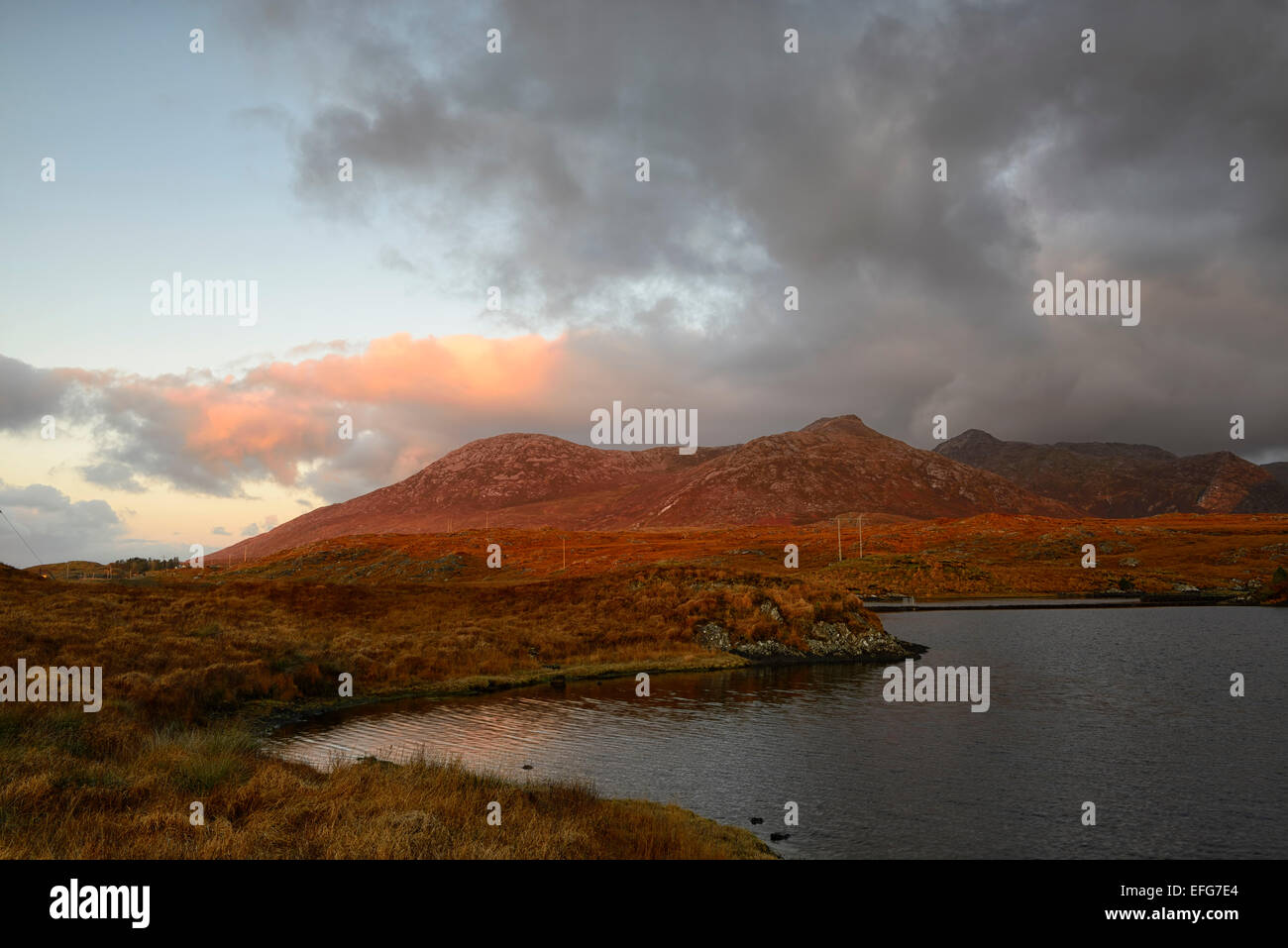 Derryclare Lough Sunrise orageux le lac du Connemara 12 pins bens bianzè beola montagnes à l'ouest de l'Irlande Irlande RM montagnes Banque D'Images