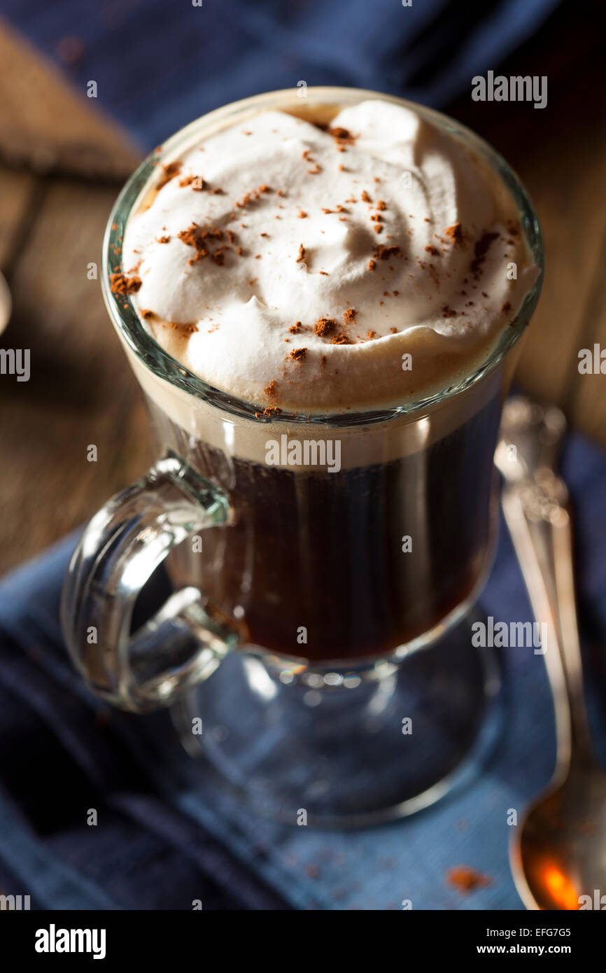 Café irlandais fait maison avec du whisky et de la crème fouettée Photo Stock Alamy