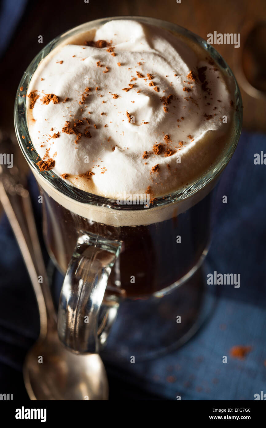 Café irlandais fait maison avec du whisky et de la crème fouettée Photo Stock Alamy