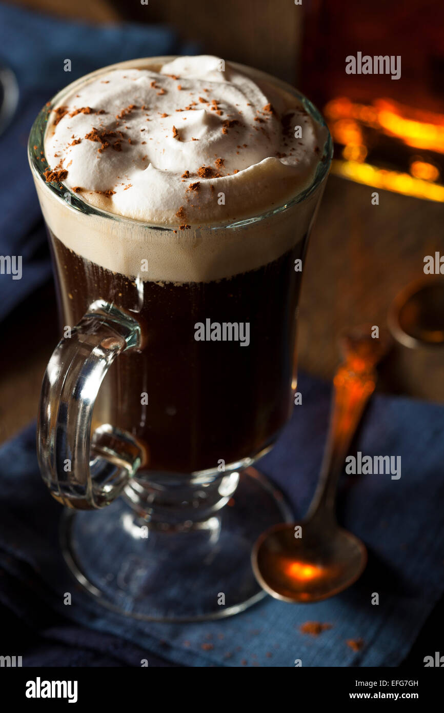 Boisson irlandaise traditionnelle Banque de photographies et d’images à haute résolution Alamy