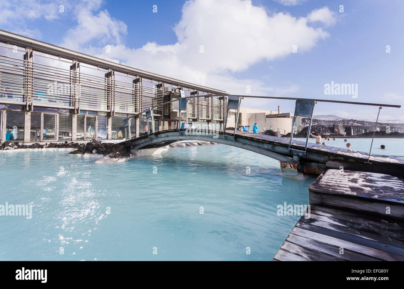 La cuisson à eaux du lagon bleu, pont et passerelles : un spa et piscine géothermique en Islande, l'une de ses attractions les plus populaires de l'île Banque D'Images