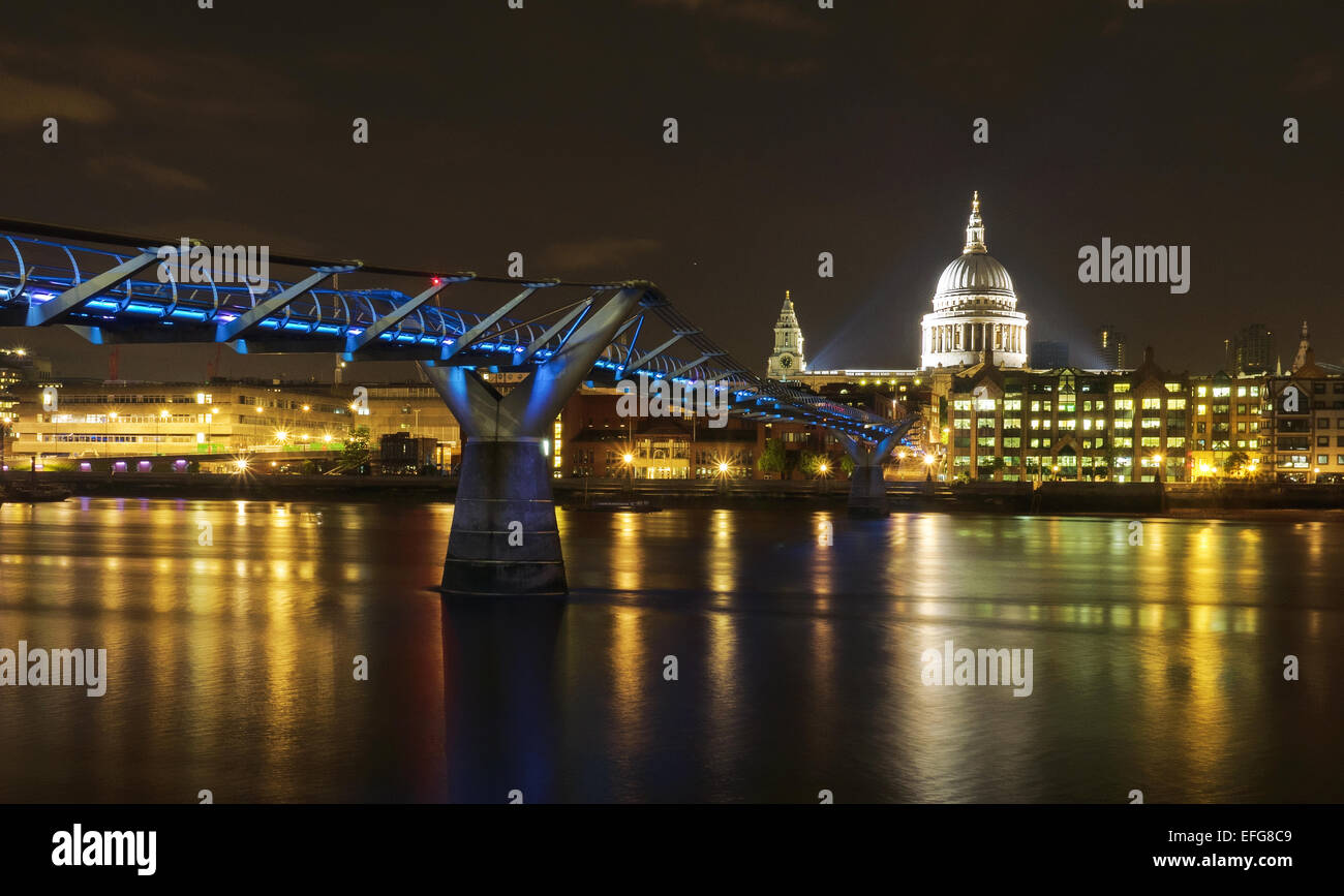 La passerelle du millénaire et la Cathédrale St Paul la nuit, Londres UK Banque D'Images