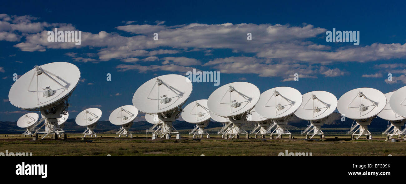 Télescopes radar dans l'alignement au National Radio Astronomy Observatory (Very Large Array) près de Socorro, Nouveau Mexique, USA Banque D'Images