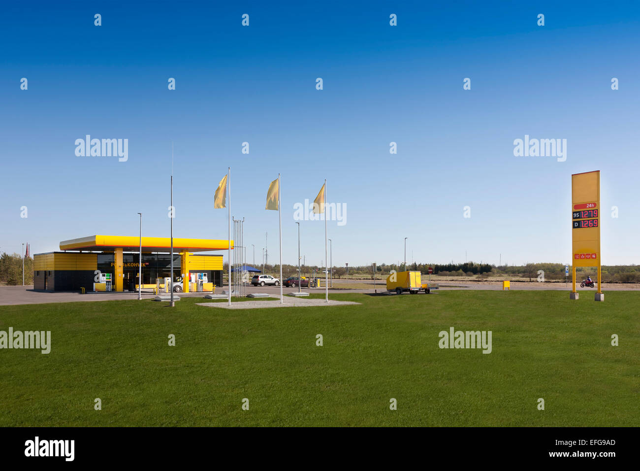 Station de gaz avec : poster, drapeaux et dépanneur à l'Estonie. Banque D'Images