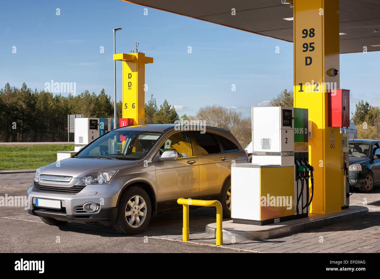 Voiture en station-service. Distributeur d'essence, de carburant et de piliers. Le ravitaillement. L'Estonie. Banque D'Images
