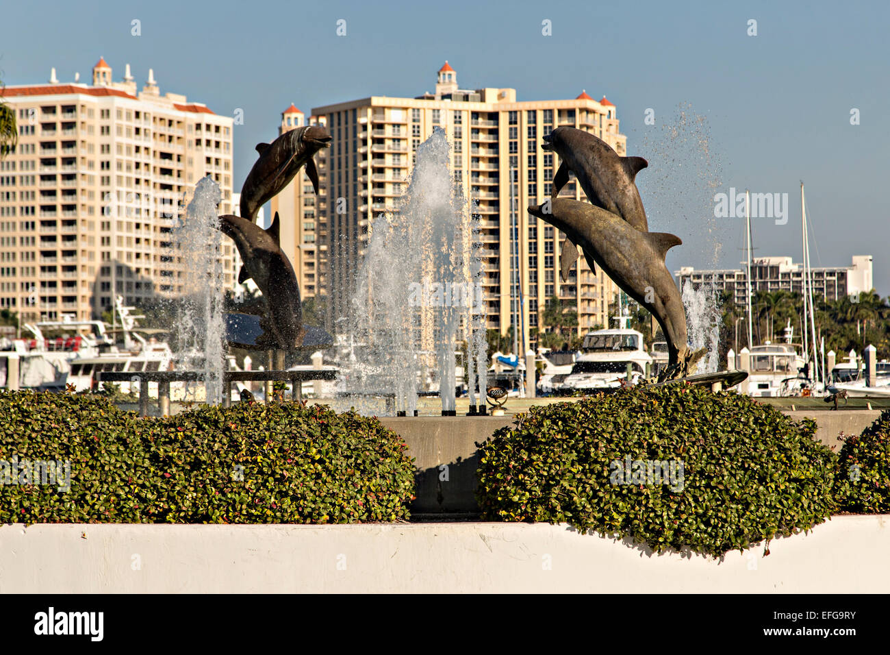 Skyline et Dolphin Fountain Bayfront Park Sarasota, Floride Banque D'Images