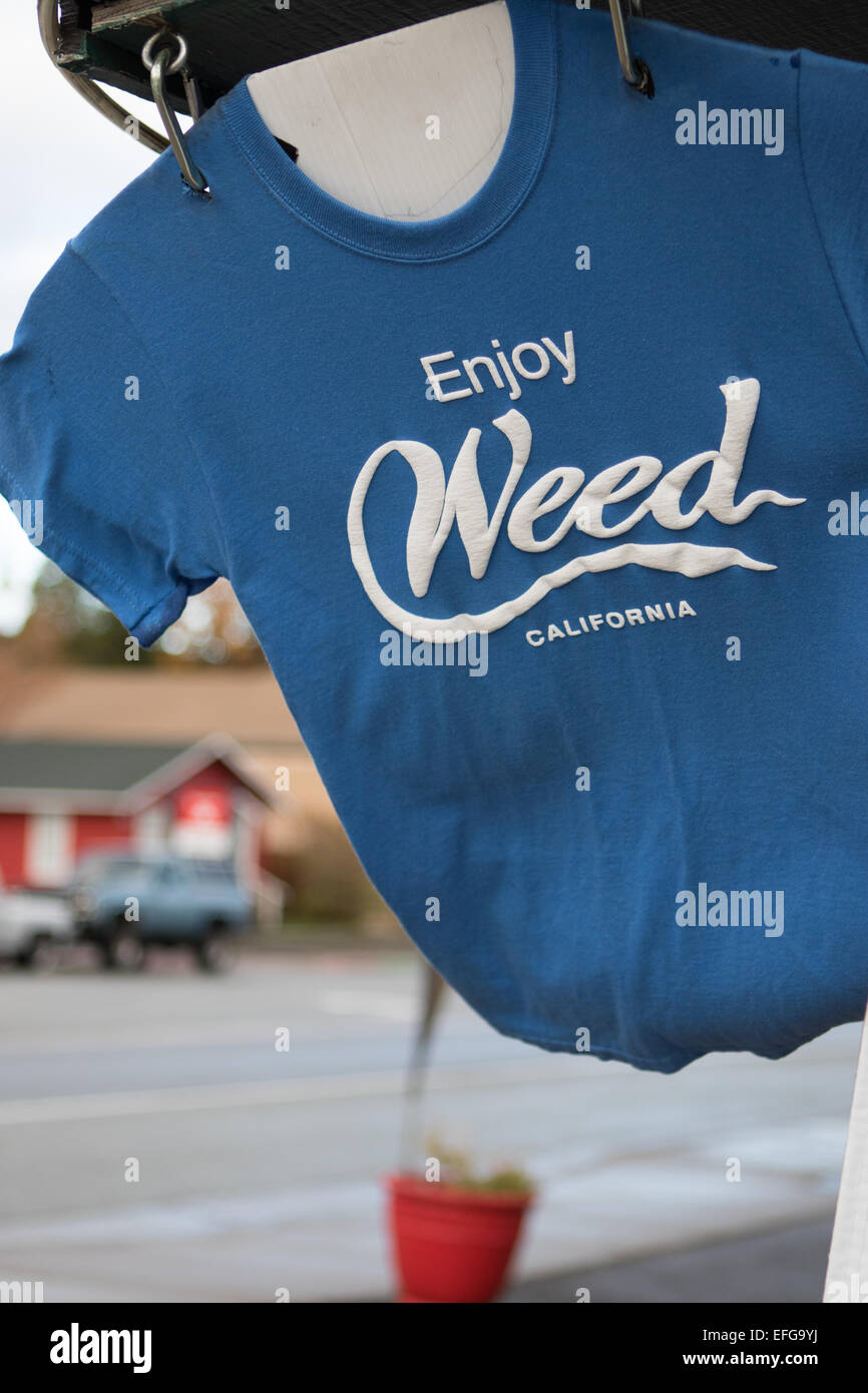 Profitez de la Californie de mauvaises herbes T Shirt à l'extérieur d'un célèbre magasin de la ville de lutte contre les mauvaises herbes situé dans le comté de Siskiyou, California, United States. Banque D'Images