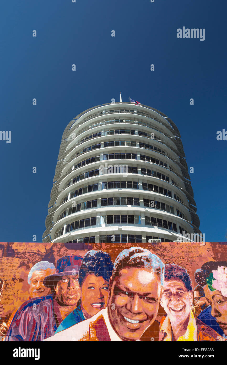 FRESQUE JAZZ HOLLYWOODIENNE (©RICHARD WYATT JR 2012) BÂTIMENT DES RECORDS DU CAPITOLE TOUR (©WELTON BECKETT 1956) VINE STREET HOLLYWOOD LOS ANGELES CALIFORNIE ETATS-UNIS Banque D'Images