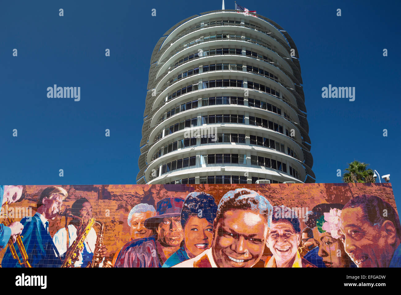 FRESQUE JAZZ HOLLYWOODIENNE (©RICHARD WYATT JR 2012) BÂTIMENT DES RECORDS DU CAPITOLE TOUR (©WELTON BECKETT 1956) VINE STREET HOLLYWOOD LOS ANGELES CALIFORNIE ETATS-UNIS Banque D'Images