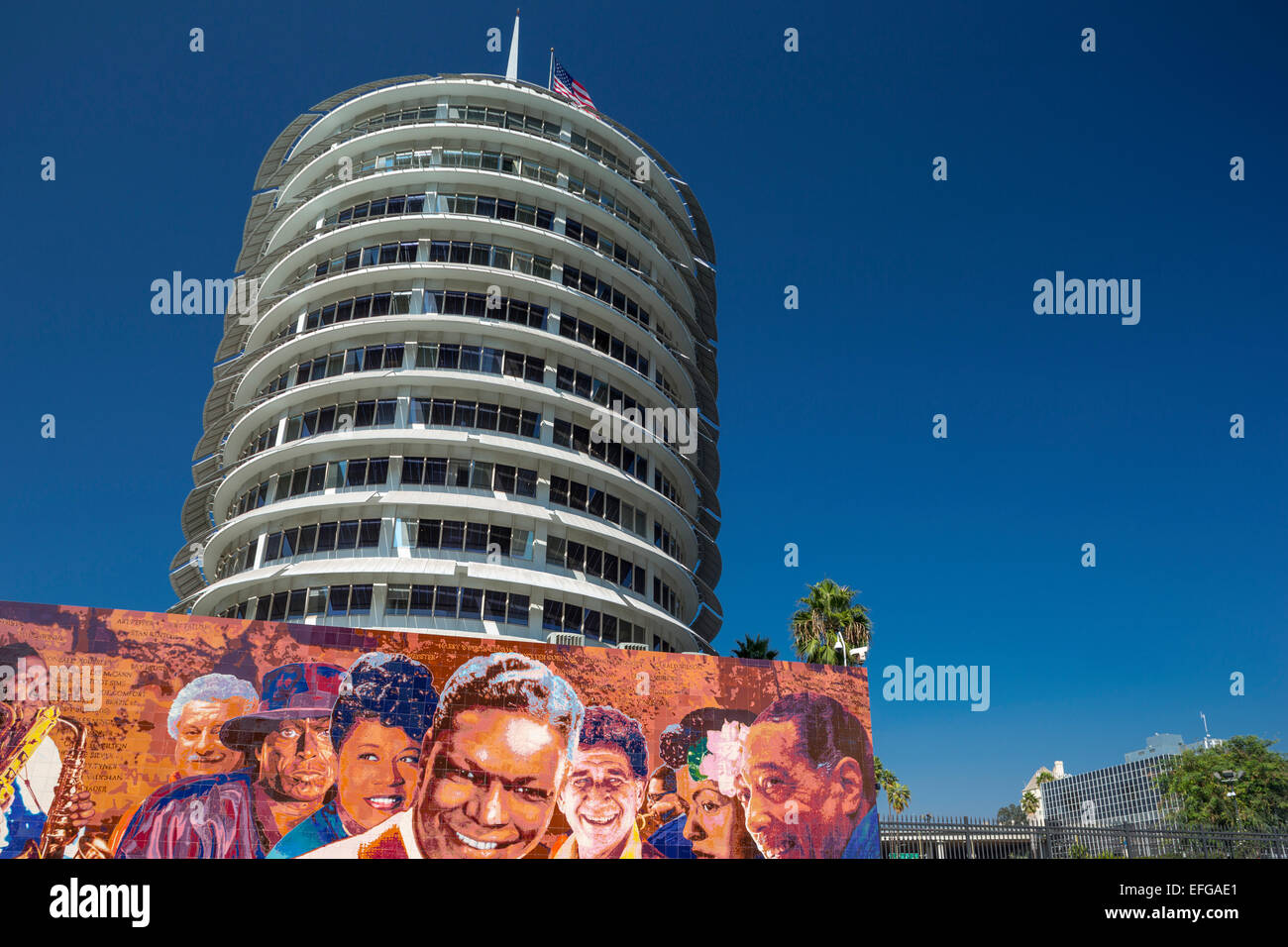 FRESQUE JAZZ HOLLYWOODIENNE (©RICHARD WYATT JR 2012) BÂTIMENT DES RECORDS DU CAPITOLE TOUR (©WELTON BECKETT 1956) VINE STREET HOLLYWOOD LOS ANGELES CALIFORNIE ETATS-UNIS Banque D'Images